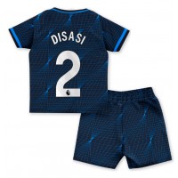 Chelsea Axel Disasi #2 Replika babykläder Bortaställ Barn 2023-24 Kortärmad (+ korta byxor)